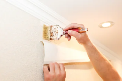 Pose de papier peint à Gudas — revêtements muraux et toiles de verre